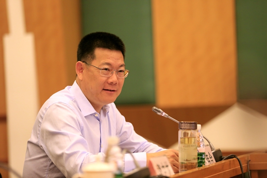 仲伟合汇报广外学分制工作情况