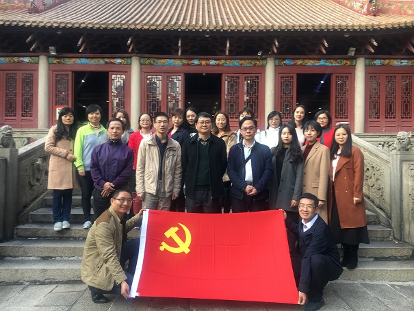 党员和入党积极分子在党旗前合影